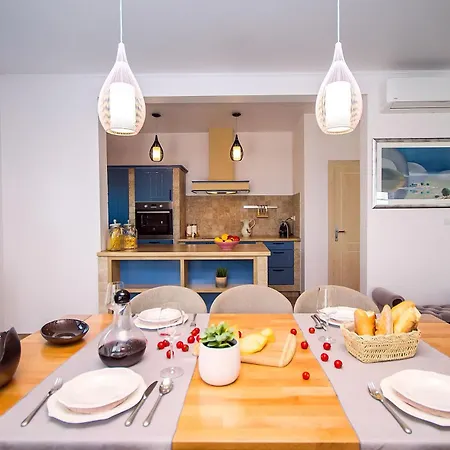 Tolles In Mit Offenem Kamin Holiday home Duce